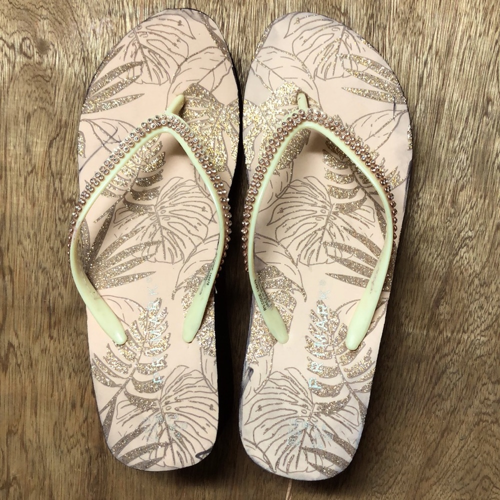 Brand new FlipFlop light weight use in the house, beach or pool